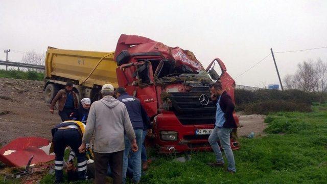 Sakarya’da Kamyon Şarampole Yuvarlandı