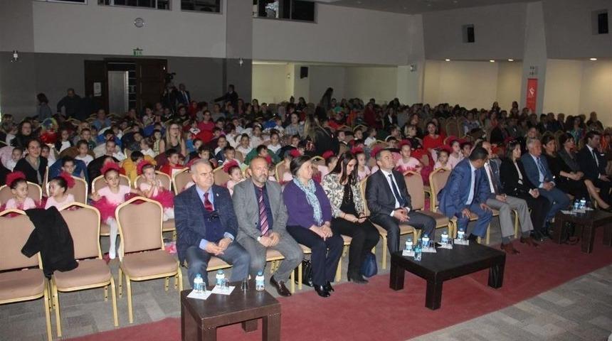 Minikler Hakları İ&ccedil;in Sahnedeydi