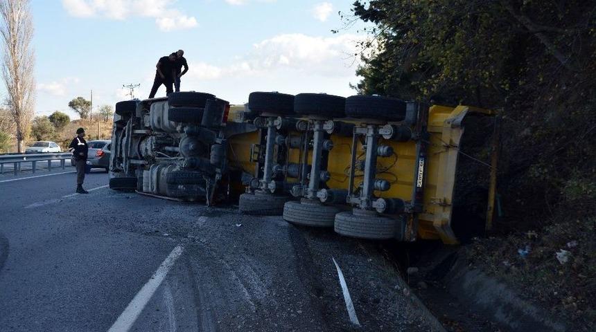 S&ouml;ke&rsquo;de Asfalt Y&uuml;kl&uuml; Tır Devrildi