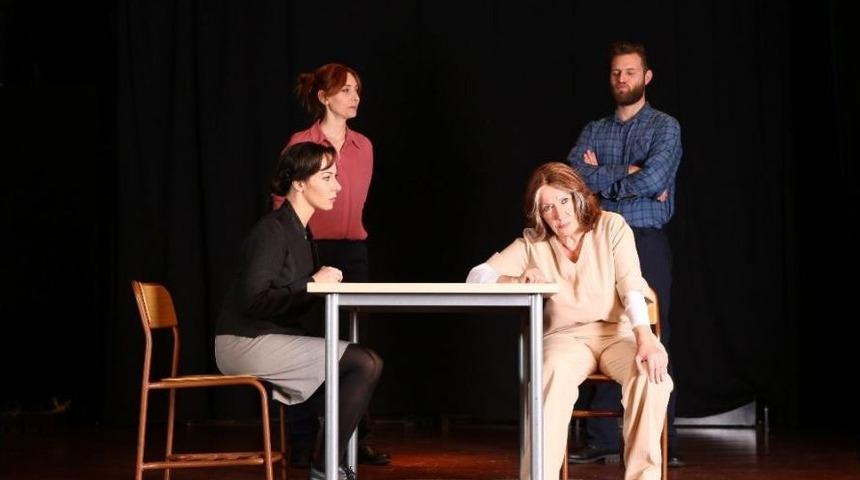 G&uuml;lin-zeynep &Ouml;zyağcılar Anne-kız Rol&uuml;yle Seyirci Karşısında