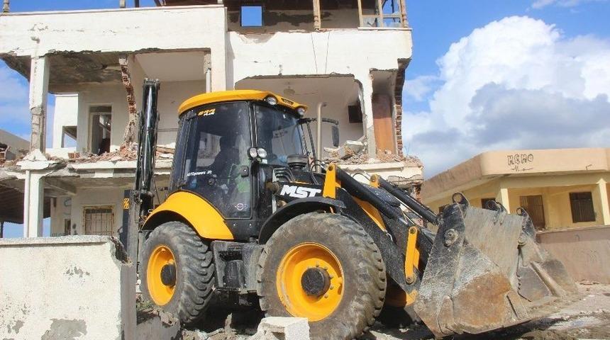 Samandağ&rsquo;da Metruk Bina Yıkıldı