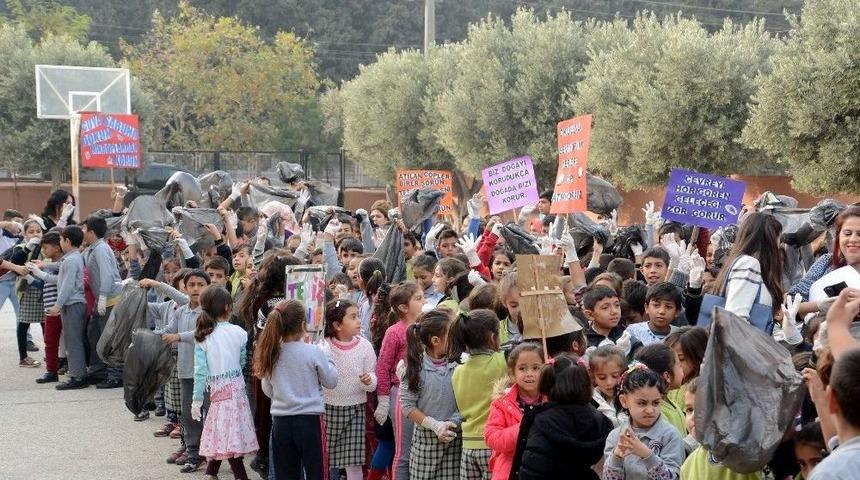 Minik Eller Çevre İçin İş Başında
