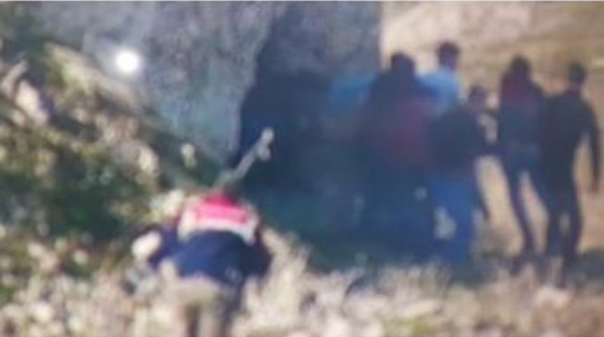 Mağaraya Uyuşturucu Baskını: 8 G&ouml;zaltı