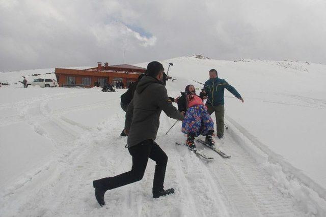 &lsquo;y&uuml;n Bebek&rsquo; Filminin Y&ouml;netmeni &Uuml;mmiye Ko&ccedil;ak&rsquo;ın Kayak Heyecanı 1