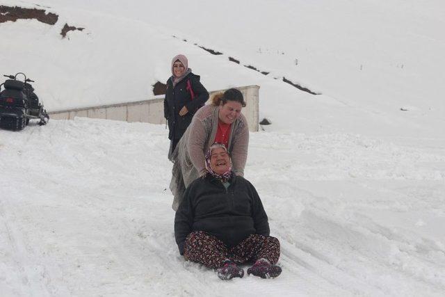 &lsquo;y&uuml;n Bebek&rsquo; Filminin Y&ouml;netmeni &Uuml;mmiye Ko&ccedil;ak&rsquo;ın Kayak Heyecanı 2