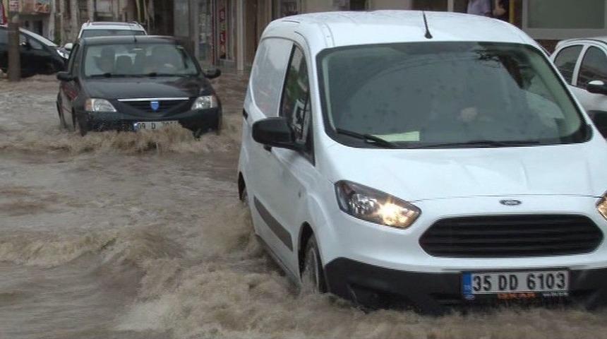 İzmir&rsquo;de Ev Ve İş Yerlerini Su Bastı