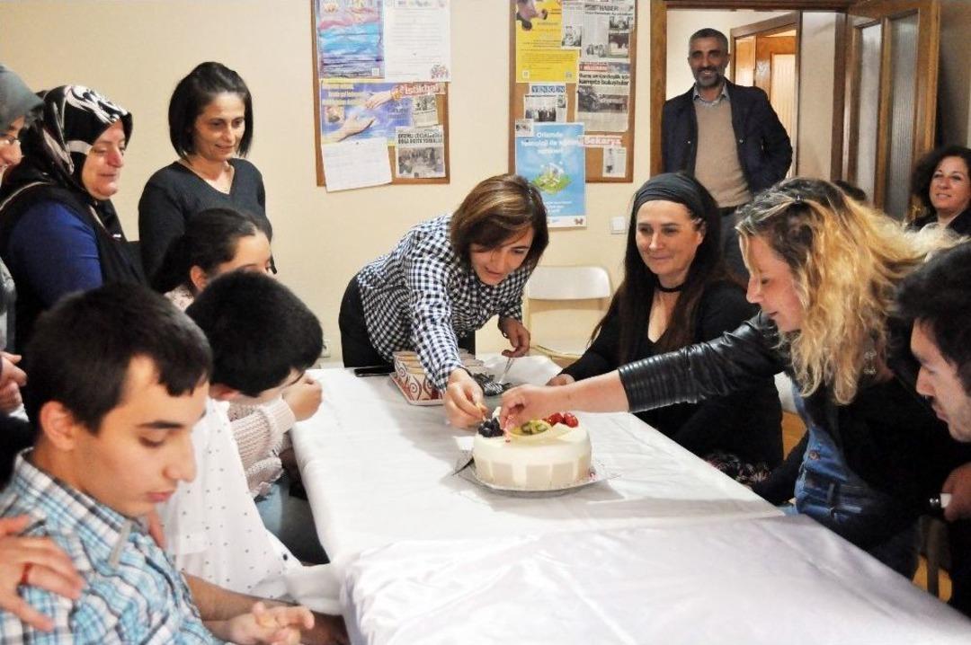 Otizmli &Ccedil;ocukların Annelerine Kutlama Jesti