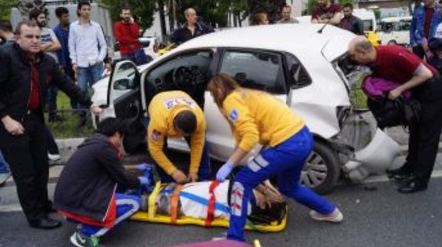 Fatih&rsquo;te Cipin &Ccedil;arptığı Ara&ccedil; Bariyere &Ccedil;ıktı