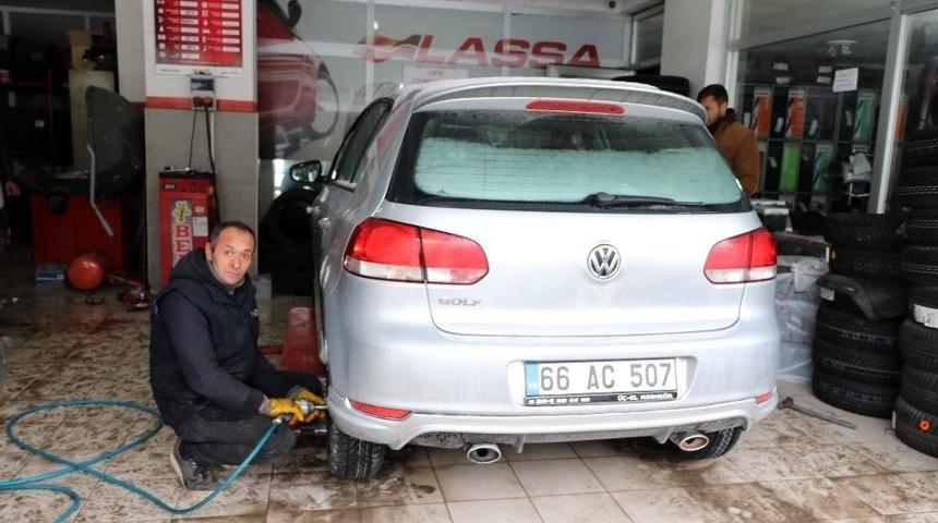 Kar Yağışı İle Birlikte Oto Lastik&ccedil;ilerinin İş Yoğunluğu Arttı