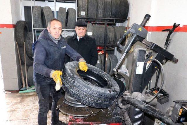 Kar Yağışı İle Birlikte Oto Lastikçilerinin İş Yoğunluğu Arttı 1