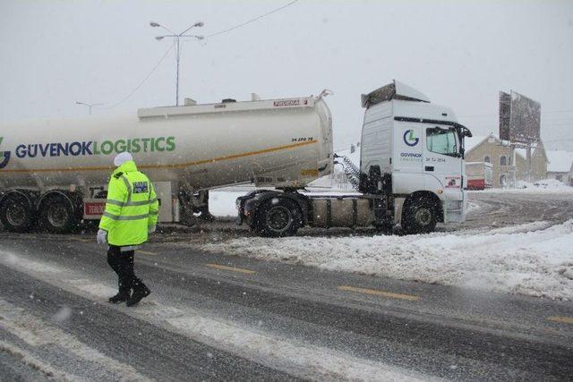 Tırların Bolu Dağı’na Girmesine İzin Verilmiyor