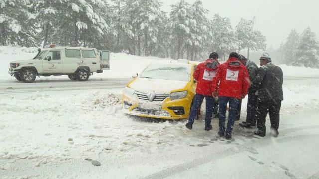 Karda Mahsur Kalanlara Kızılay Ekibi Yetişti