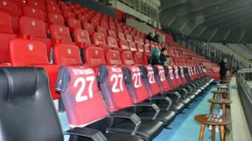 Protokol Trib&uuml;n&uuml;nde İlgin&ccedil; Protesto