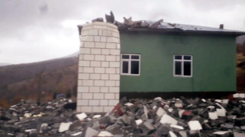Yıldırım Cami Minaresini Yıktı