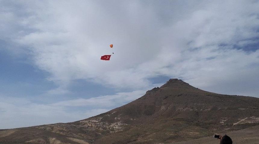 G&ouml;ky&uuml;z&uuml;nde Paramotorla Dev T&uuml;rk Bayrağı A&ccedil;ılarak &Ccedil;ifte Zafer Kutlandı