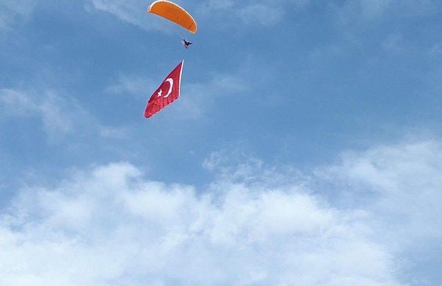 Gökyüzünde Paramotorla Dev Türk Bayrağı Açılarak Çifte Zafer Kutlandı