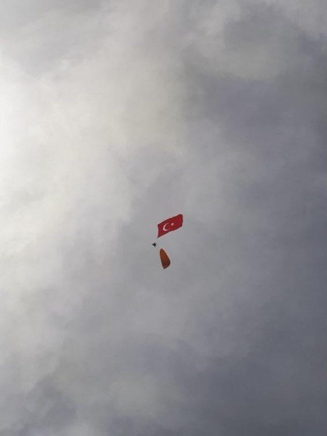 Gökyüzünde Paramotorla Dev Türk Bayrağı Açılarak Çifte Zafer Kutlandı