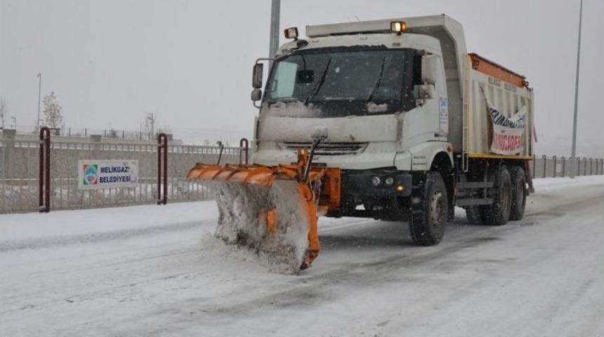 Melikgazi 3 Vardiya Halinde, 122 Ara&ccedil; Ve 278 &Ccedil;alışan İle Karla M&uuml;cadele Ediyor