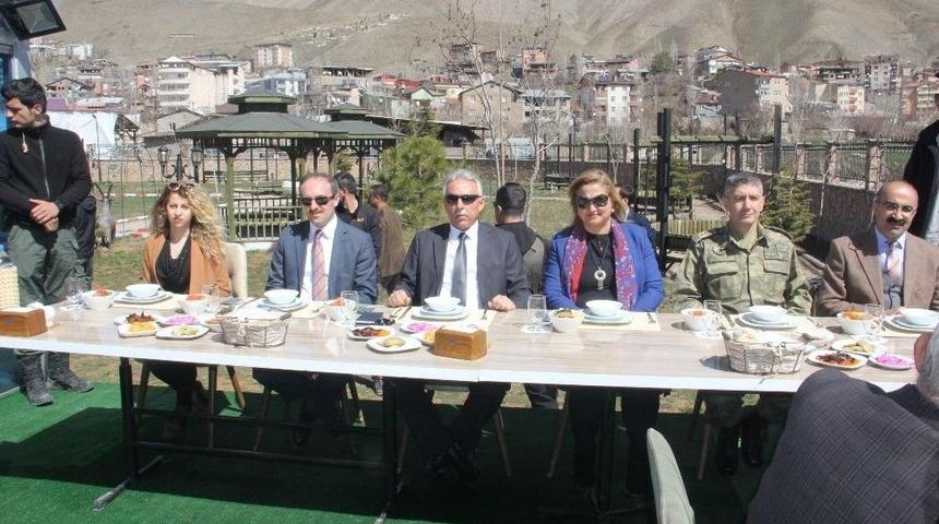 Vali Toprak&rsquo;tan Hakkarililere &Ouml;vg&uuml;