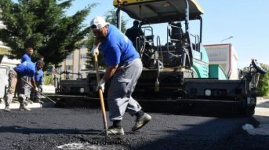 Yeni Mahalle&rsquo;de Asfalt Mesaisi S&uuml;r&uuml;yor