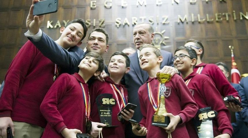 Manisalı &Ouml;ğrencilerden Cumhurbaşkanı Erdoğan&rsquo;la Selfie