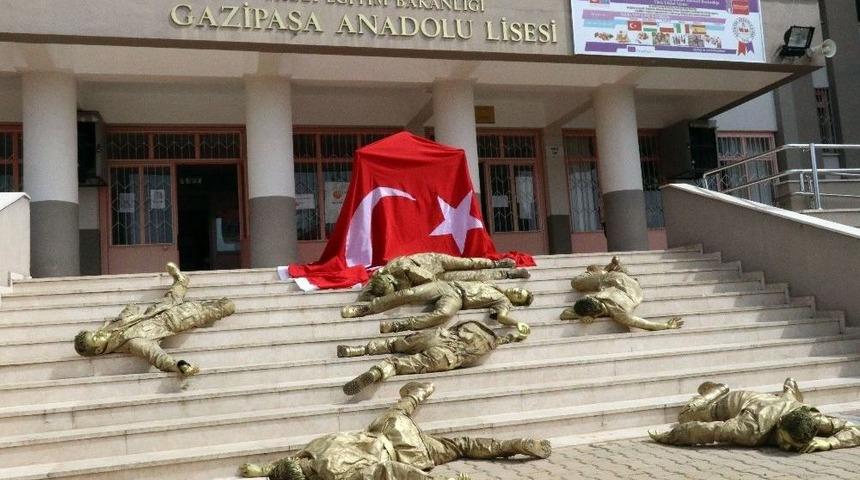 Bronz G&ouml;r&uuml;n&uuml;m&uuml;nde Asker Kılığındaki &Ouml;ğrenciler, Okul Merdiveninde Şehit D&uuml;şm&uuml;ş Halde Yattılar