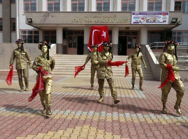 Bronz Görünümünde Asker Kılığındaki Öğrenciler, Okul Merdiveninde Şehit Düşmüş Halde Yattılar