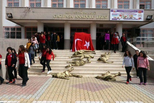 Bronz Görünümünde Asker Kılığındaki Öğrenciler, Okul Merdiveninde Şehit Düşmüş Halde Yattılar