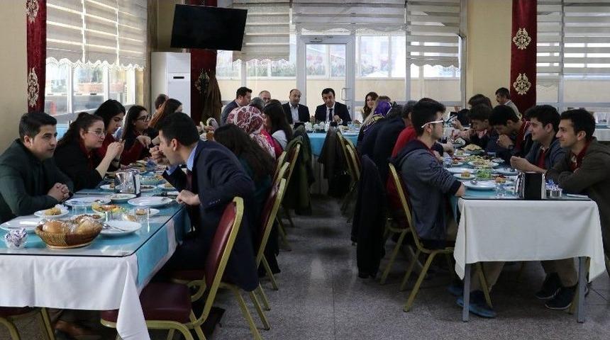 Tubitak &Ouml;ğrencilerine Moral Yemeği