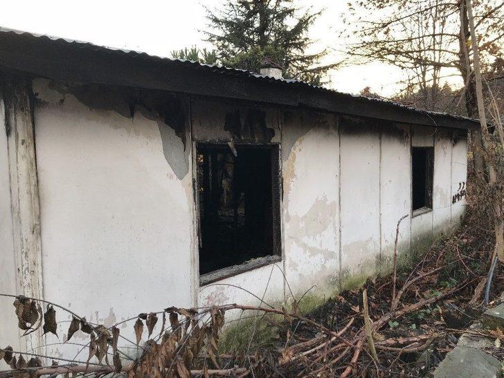 Terk Edilmiş Prefabriklerdeki Yangın İtfaiye Ekiplerince Söndürüldü G3