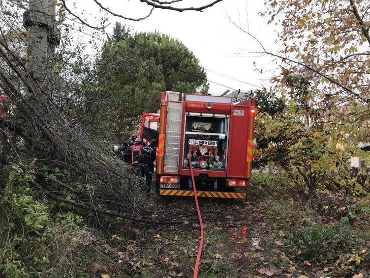 Terk Edilmiş Prefabriklerdeki Yangın İtfaiye Ekiplerince Söndürüldü G4