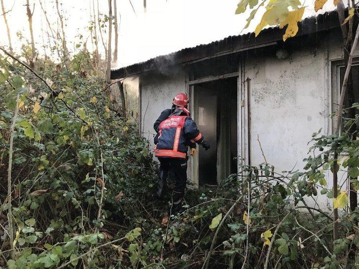 Terk Edilmiş Prefabriklerdeki Yangın İtfaiye Ekiplerince Söndürüldü G5