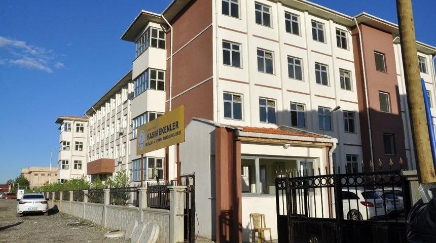 Tarsus’ta Lise Önünde Bıçaklı Kavga: 1 Ölü, 2 Yaralı