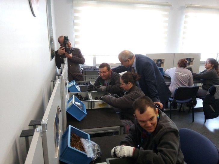 Vali Güvençer, Engelli Gençlerin Çalışmalarını İnceledi G1