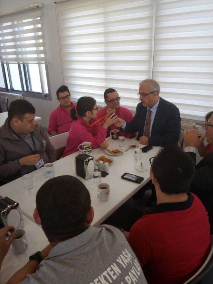 Vali Güvençer, Engelli Gençlerin Çalışmalarını İnceledi G5