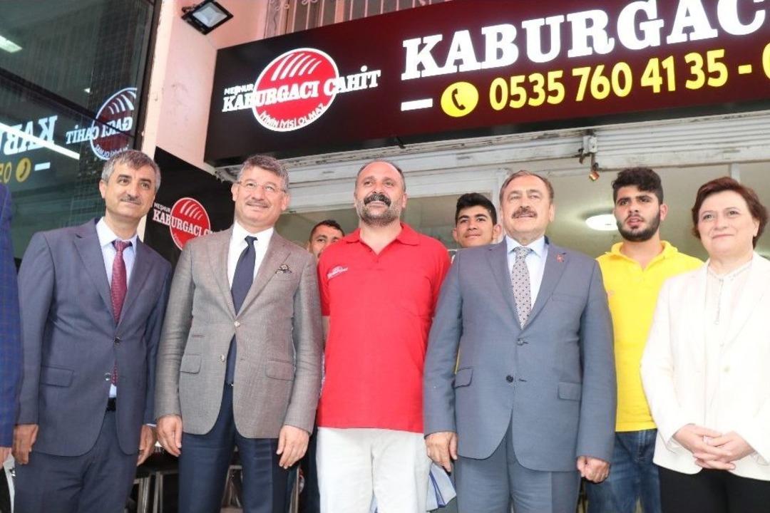 Bakan Eroğlu Esnafa Orman &Ccedil;ayı Dağıttı