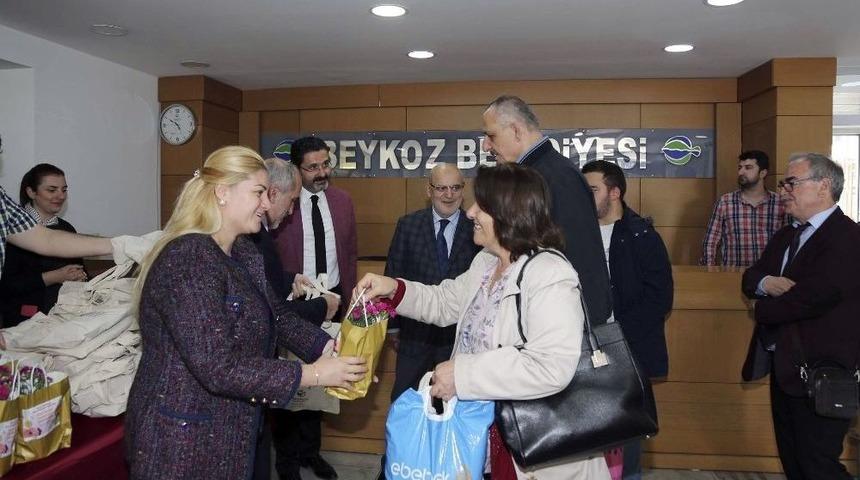 Anneler G&uuml;n&uuml;&rsquo;nde Personele S&uuml;rpriz &Ccedil;i&ccedil;ek Ve Hediyeler