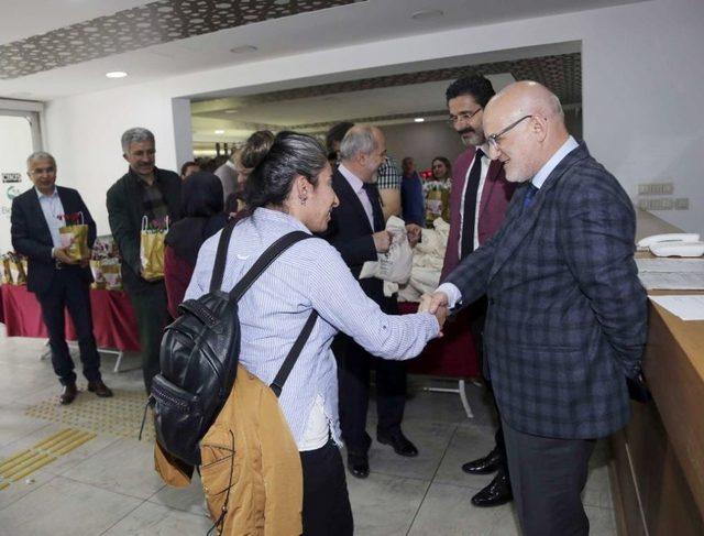 Anneler Günü’nde Personele Sürpriz Çiçek Ve Hediyeler