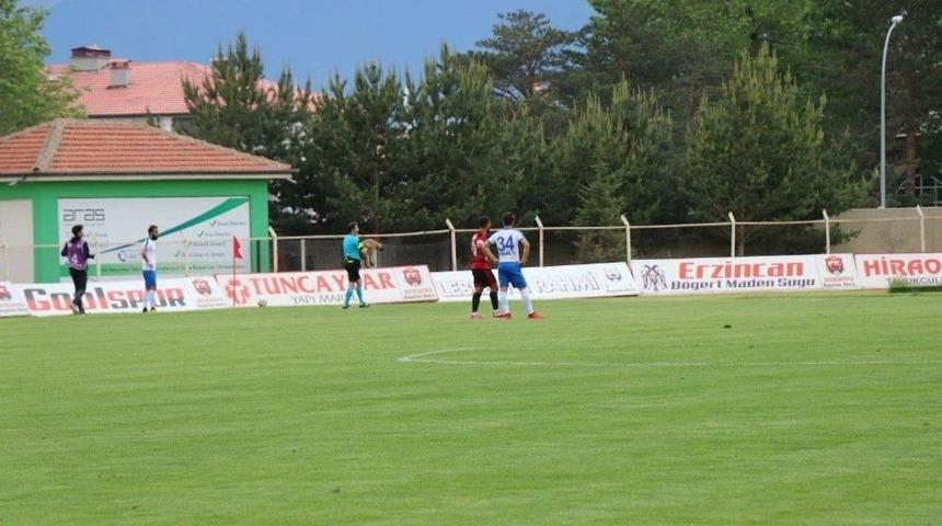 Sahaya Giren K&ouml;pek Hakemin Kucağında Dışarı &Ccedil;ıkarıldı