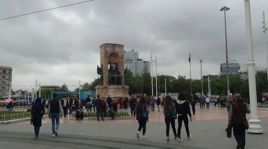 Beklenen Yağışlı Hava Taksim&rsquo;de Etkisini G&ouml;sterdi