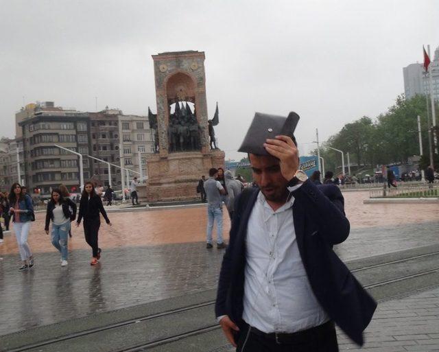 Beklenen Yağışlı Hava Taksim’de Etkisini Gösterdi