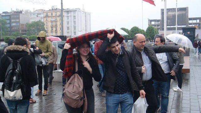 Beklenen Yağışlı Hava Taksim’de Etkisini Gösterdi