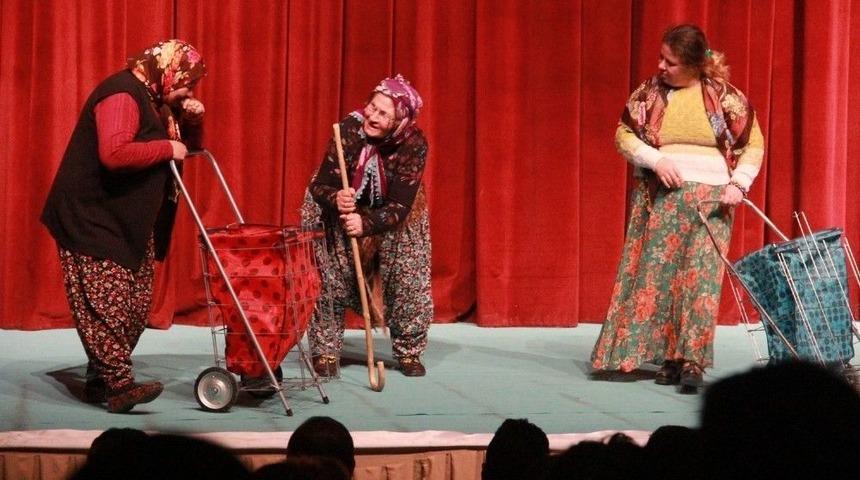 Arslank&ouml;y Kadın Tiyatro Topluluğu Hakkari&rsquo;de Sahne Aldı