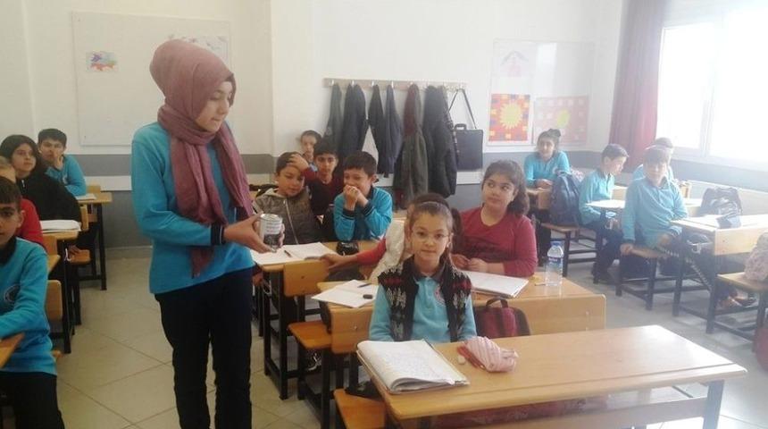 İmam Hatipli &Ouml;ğrenciler Har&ccedil;lıklarını Mehmet&ccedil;ik&rsquo;e G&ouml;nderdi