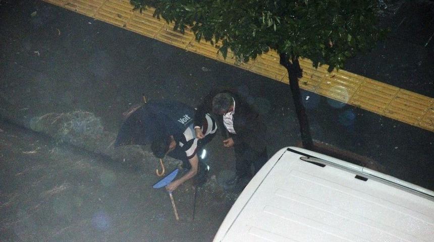 İskenderun&rsquo;daki Sağanak Yağış Hayatı Fel&ccedil; Etti