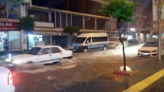 İskenderun’daki Sağanak Yağış Hayatı Felç Etti