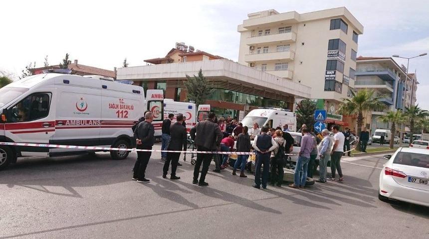 &Uuml;&ccedil; Kişinin Bulunduğu Motosiklete Otomobil &Ccedil;arptı: 4 Yaralı