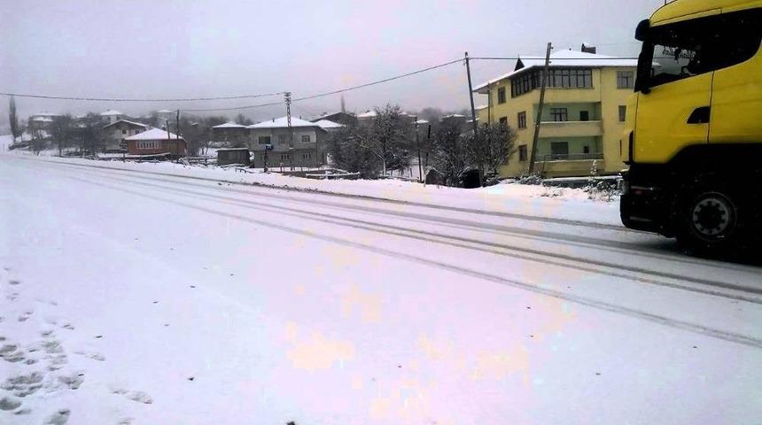 Kargı&rsquo;ya Mevsimin İlk Karı D&uuml;şt&uuml;