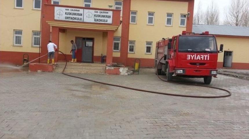 &Ccedil;aldıran Belediyesinden Okul Bah&ccedil;elerinde Bahar Temizliği