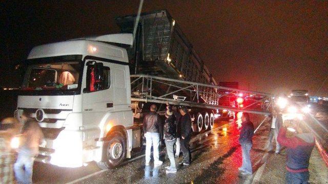 Açılan Damper Mobese Direğini Devirdi